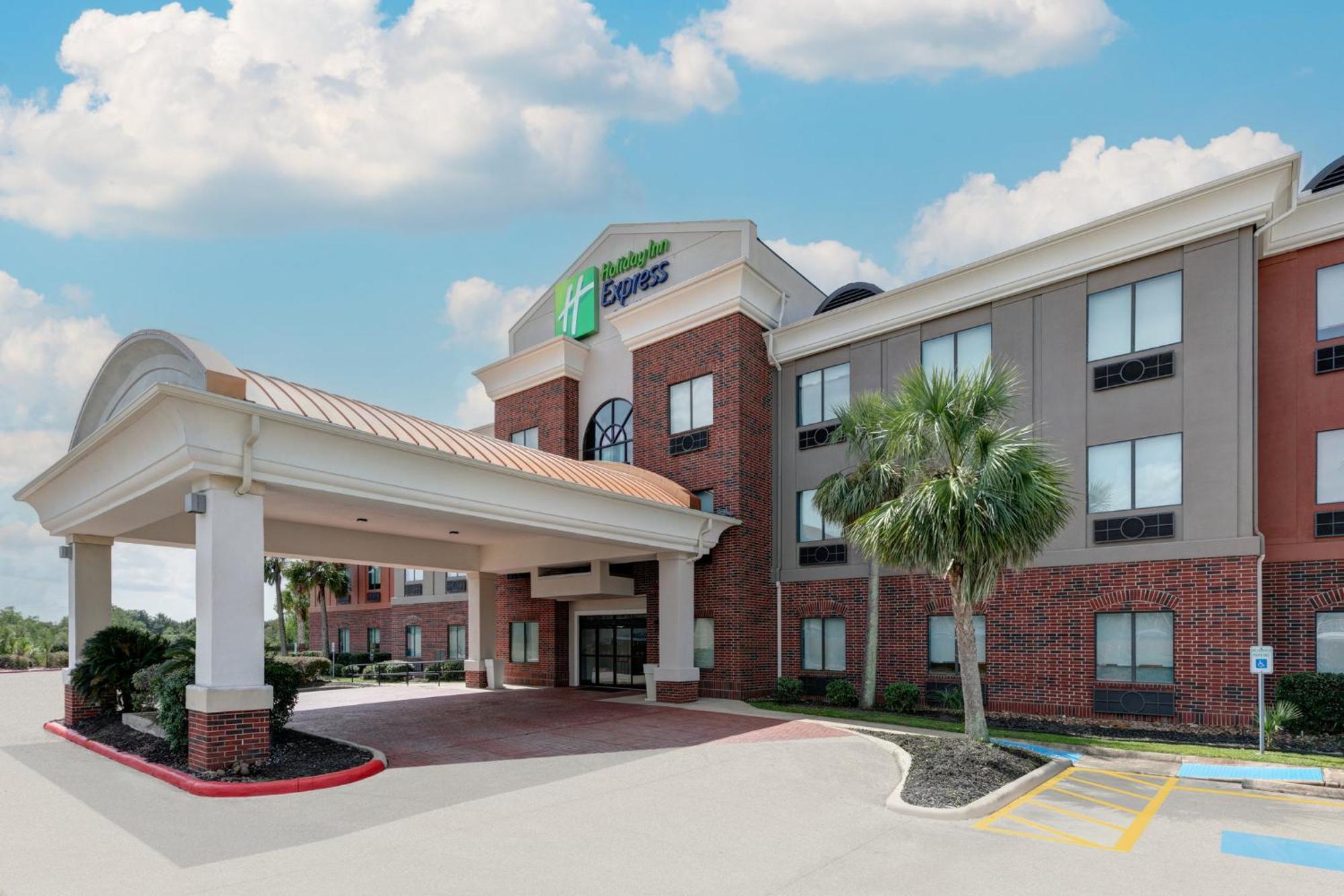 Holiday Inn Express Hotel & Suites Winnie By Ihg Exterior photo
